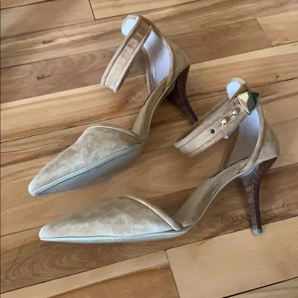 Charles
Jourdan camel suede ankle strap pumps - Picture 3 of 12